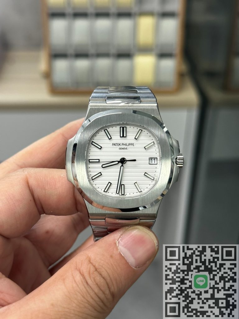 バティックフィリップ ノーチラス　白文字盤　廃盤　人気 中古)PATEK PHILIPPEパテック・フィリップ ノーチラス 5711/1A-011