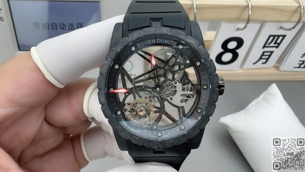 NEW Factory  ロジェ・デュブイ　 Excalibur DBEX0577 　42mm　トゥールビヨン ムーブメント　カーボンケース　ブラックストラップ