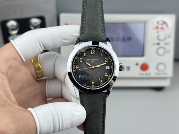 PP＋工場　パデックフィリップ　カラトラバ 5226　40MM　チャコールグレー文字盤　スレンレススチールケース　カーフスキンヌバック仕上げハンドステッチストラップ　26‑330 SCムーブメント　スーパーコピー