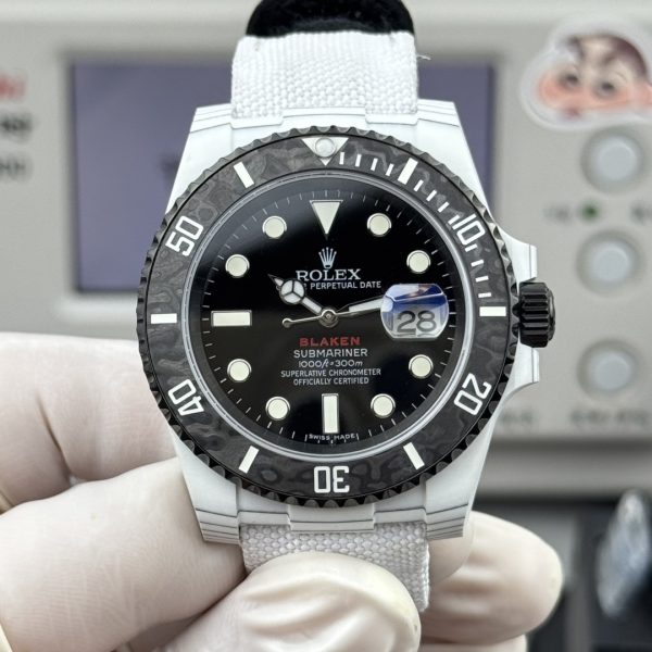 NOOB工場　シングルレッドブレイケンロレックスサブマリーナ　カーボン　ブラック文字盤　40mm　3135ムーブメント　ホワイトストラップ　スーパーコピー