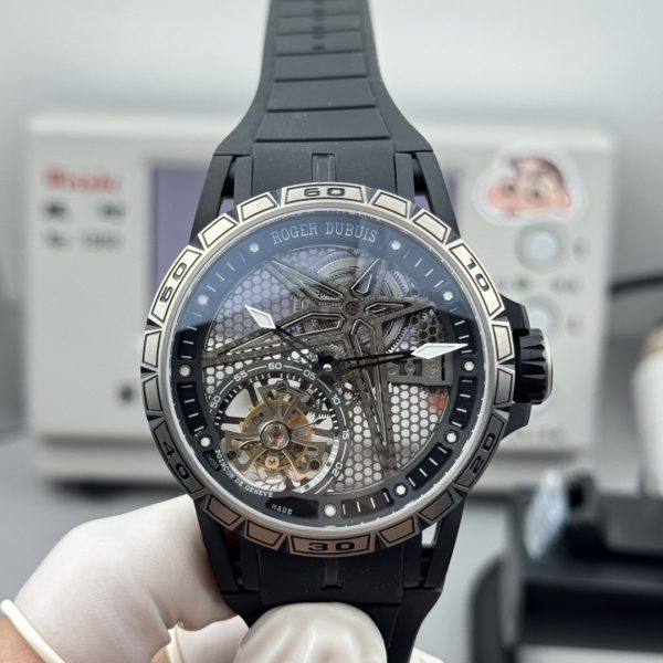 NEW FACTORY　ロジェ・デュブイ　ロジェデュブイ エクスカリバー シングルフライングトゥールビヨン DBEX0815　39mm　スケルトン文字盤　チタンケース　ブラックストラップ　RD510SQ手巻きムーブメント　スーパーコピー
