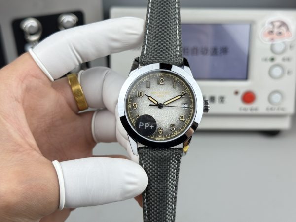 PP＋工場　パデックフィリップ　カラトラバ 5226　40MM　ホワイトグラデーション文字盤　スレンレススチールケース　ファブリックパターンのエンボス加工を施したカーフスキンブラックストラップ　26‑330 SCムーブメント　スーパーコピー