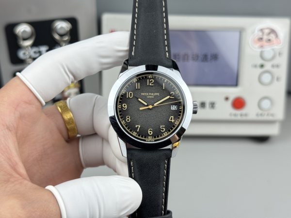 PP＋工場　パデックフィリップ　カラトラバ 5226　40MM　チャコールグレー文字盤　スレンレススチールケース　ファブリックパターンのカーフスキンブラックストラップ　26‑330 SCムーブメント　スーパーコピー