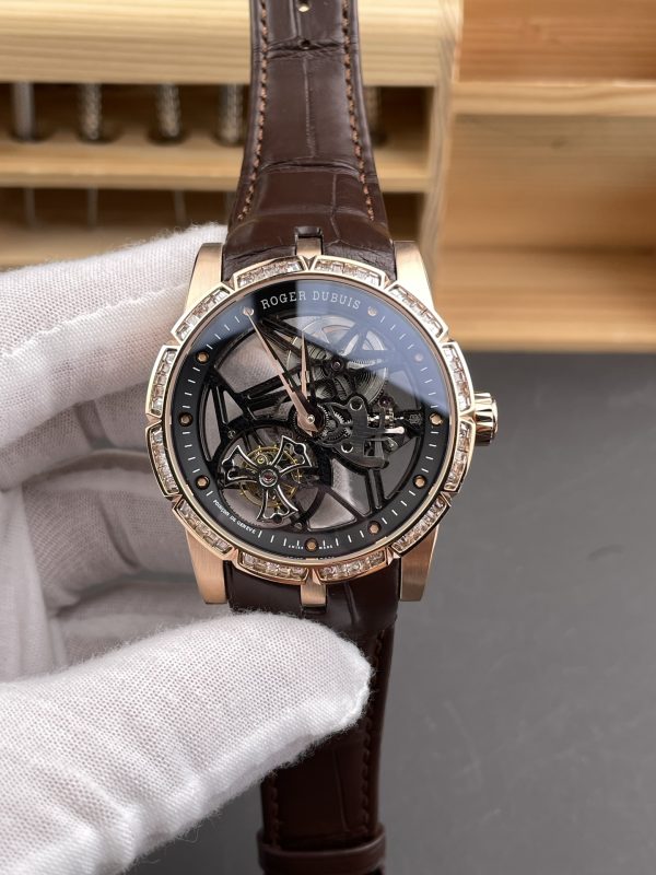YS工場　ロジェ・デュブイ　エクスカリバー RDDBEX528591　45mm　スケルトン文字盤　ステンレススチールケース　ダイヤモンド入りベゼル　レザーストラップ　トールビョーン手巻きムーブメント　スーパーコピー
