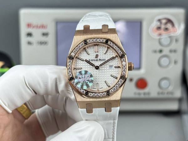 GR工場　オーデマピゲ ロイヤルオーク　 67651OR 　33MM 　ホワイト文字盤　フロステッドピンクゴールド　 レディース クォーツウォッチ 　手巻きムーブメント　スーパーコピー