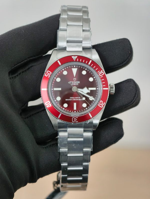 ZF工場　チューダーブラックベイ58mm m7939a1a0ru-0001　バーガンディ文字盤　ステンレススチール製バーガンディベゼル　39mm　スチール製ブレスレット　