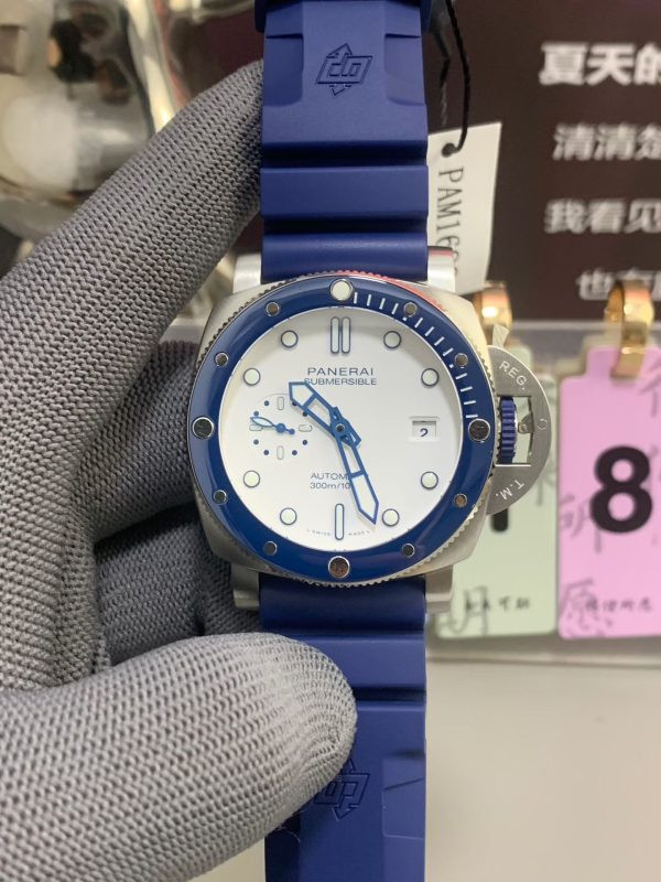 VS工場　パネライ　サブマーシブル PAM1696　パネライとオリバー・スミス・ジュエラーコラボレーション　44mm　ホワイト文字盤　ブルー セラミックベゼル　ブルーストラップ　P.900自動巻ムーブメント　スーパーコピー