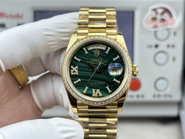 NOOB工場　ロレックスデイデイト36mm　128348RBR　グリーンマラカイトダイヤモンド入り文字盤　ダイヤモンド入りベゼル　イエローゴールド　3255ムーブメント　スーパーコピー