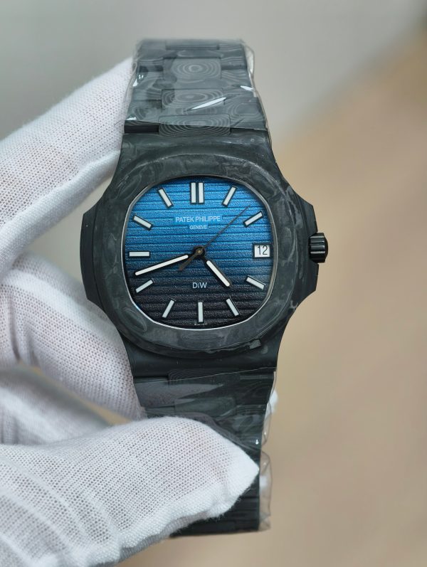 DIW工場　パデックフィリップ　ノーチラス5711　カスタム　ブルー×ブラック グラデーションダイアル　40ＭＭ　 カーボンファイバー　一体式Cal.324SCムーブメント