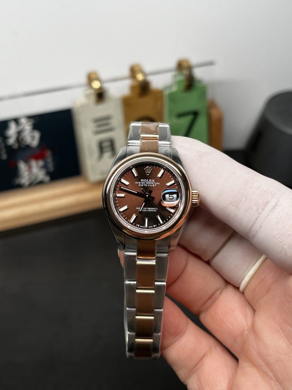 NOOB工場　ロレックス　レディデイトジャスト28mm 　279161　チョコレート文字盤　コンビローズゴールド　オイスターブレスレット　2236ムーブメント　スーパーコピー